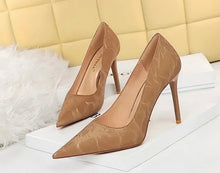Load image into Gallery viewer, Amina muaddi ysl pointed toe heels 4” heels classy pumps bottega venetta
